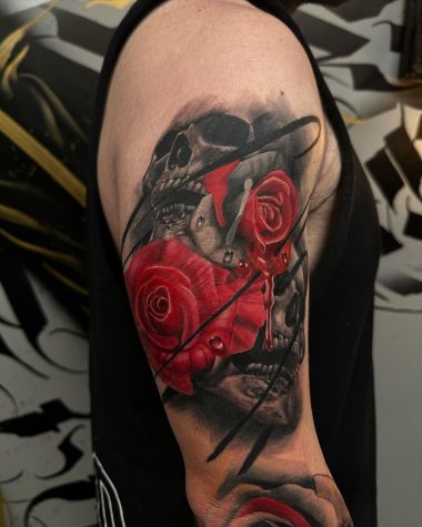 Черепа и красные розы, мужская тату на плече