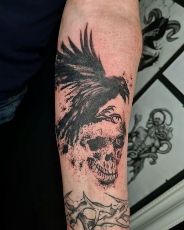 Ворон с черепом, татуировка на руке
