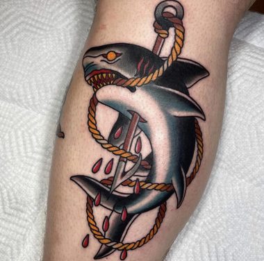 Акула с гарпуном, татуировка на ноге