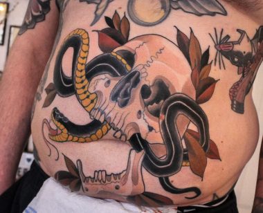 Змея и череп, мужская тату на животе