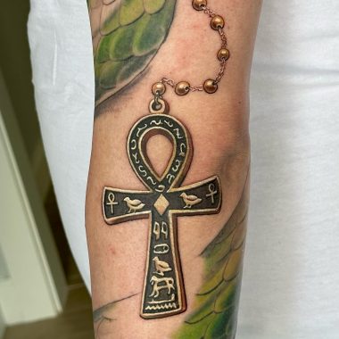 Египетский крест, мужская тату на руке