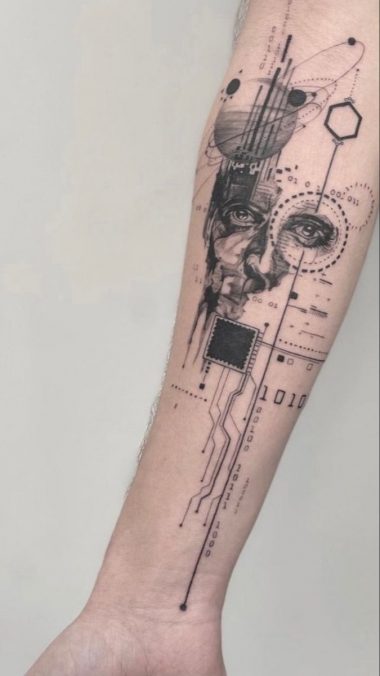 Лицо, планета и схемы, тату в стиле киберпанк на руке