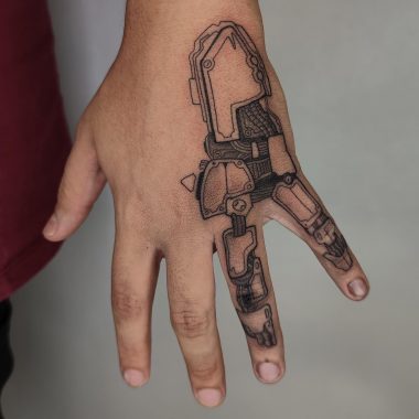 Татуировка в стиле киберпанк на кисти у парня