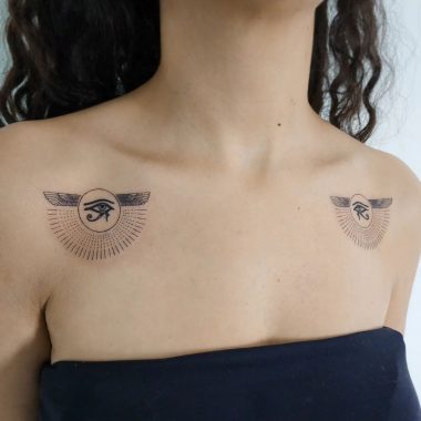 Глаз Гора с крыльями, минимализм, женская тату на ключице