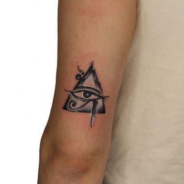 Глаз Гора в треугольнике, акварель, женская тату на руке