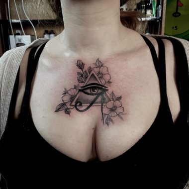 Глаз Гора в треугольнике и цветы, женская тату на груди