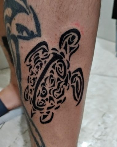 Черепаха, Полинезия, мужская тату на ноге