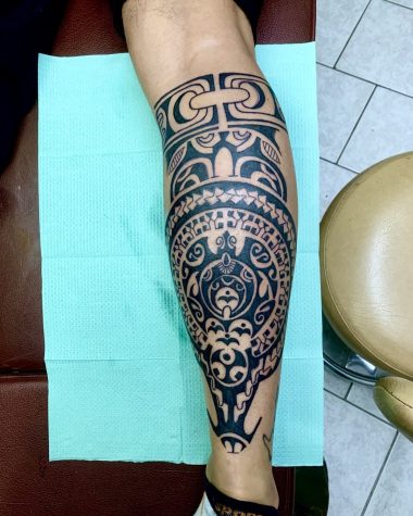 Полинезийская татуировка с черепахой и узорами на ноге