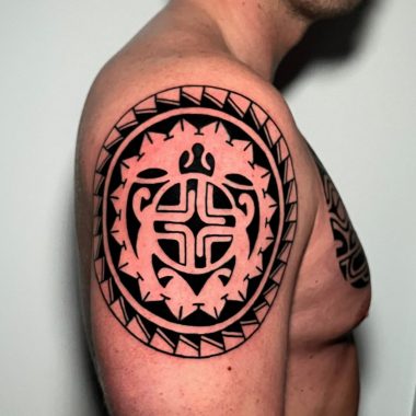 Черепаха в кольце, полинезийская тату на плече у парня