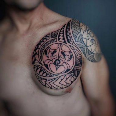 Черепаха с полинезийскими узорами, мужская тату на плече и груди