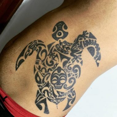 Большая полинезийская черепаха, тату на боку у девушки