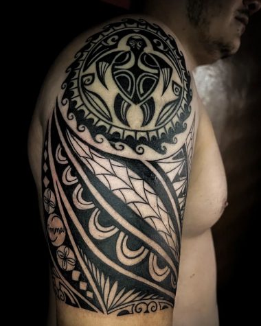 Черепаха, Полинезийская тату на плече у парня
