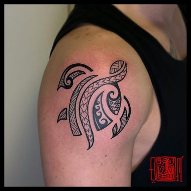 Полинезийская черепаха, мужская тату на плече