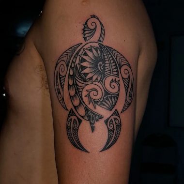 Черепаха в полинезийском стиле, тату на плече у парня