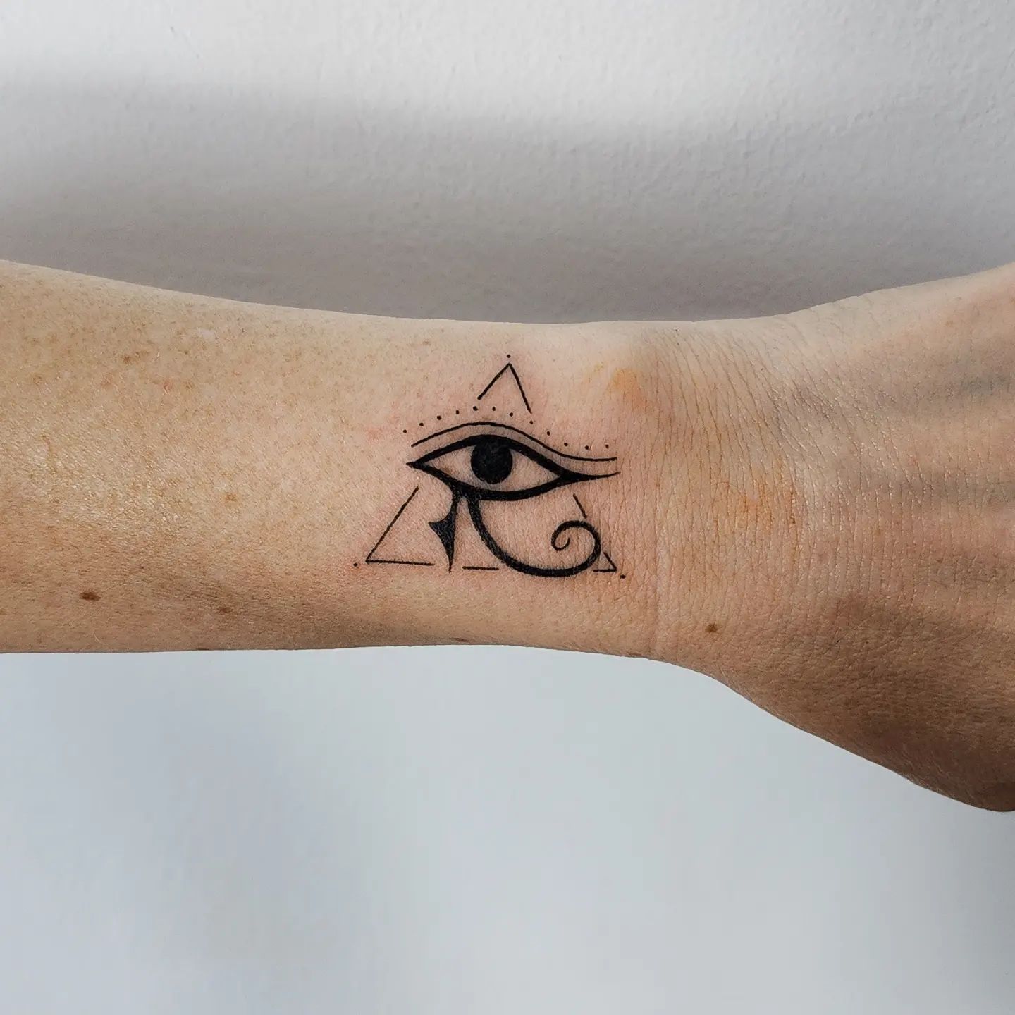 Татуировка в виде египетского глаза Гора