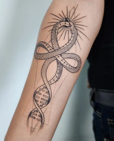 Уроборос из змей в форме Анкха с ДНК и солнцем, тату на предплечье