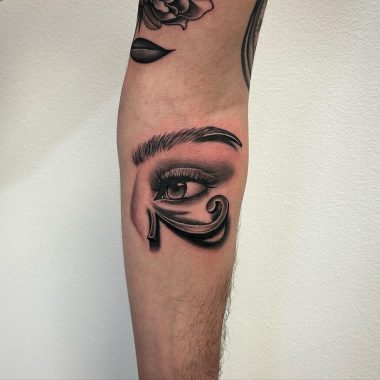 Женский глаз Гора, татуировка на предплечье