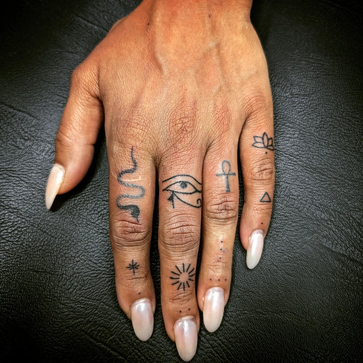 Тату (татуировка) Крест на пальцах: значение и эскизы женские и мужские