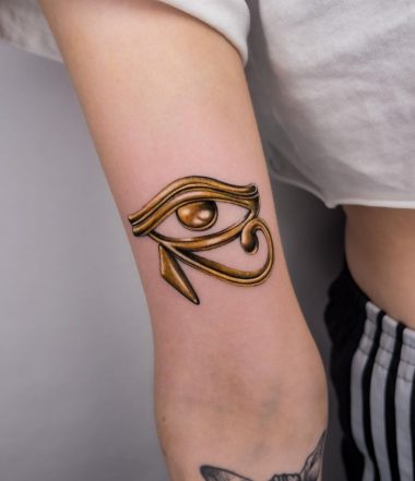 Золотой глаз Гора, женская тату на руке