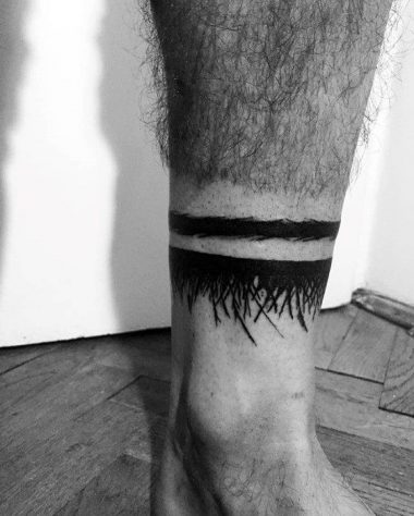 Мужская тату в виде линий вокруг лодыжки