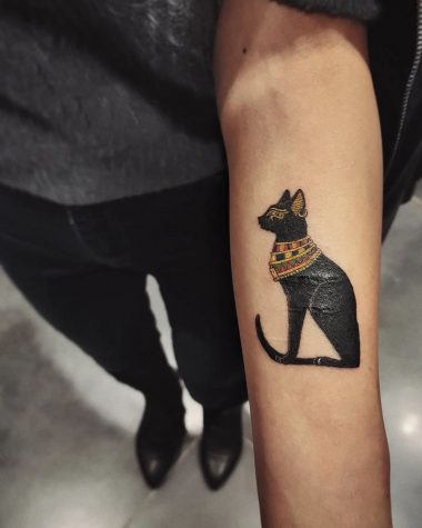 Черная кошка богиня Бастет, женская тату на предплечье