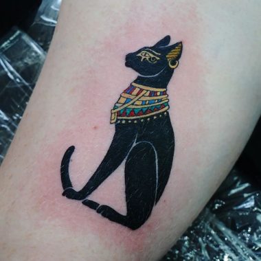 Черная кошка богиня Бастет, тату на руке