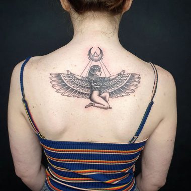 Богиня Исида с крыльями, женская тату на спине