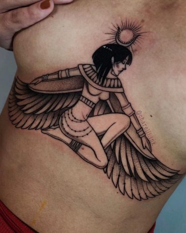 Татуировка с изображением Исиды под грудью