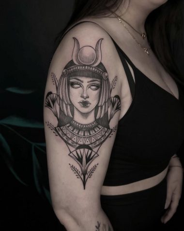 Портрет богини Исиды, женская тату на плече