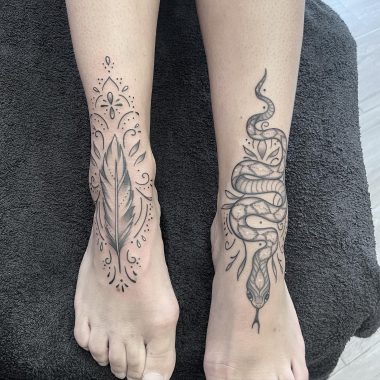 Змея и перо, татуировки на щиколотках