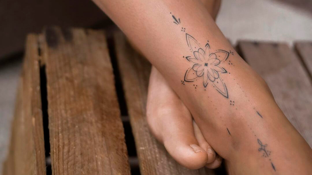 Татуировки для девушек на ноге +23 фото