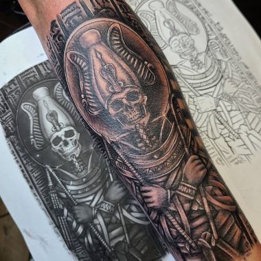 Череп Осириса, татуировка на руке