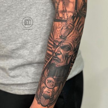 Бог Осирис, татуировка на руке