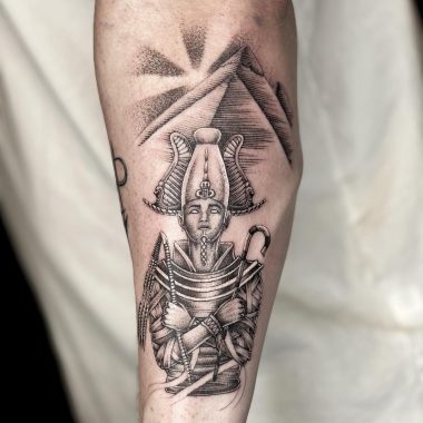 Осирис и пирамиды, графика, мужская тату на предплечье