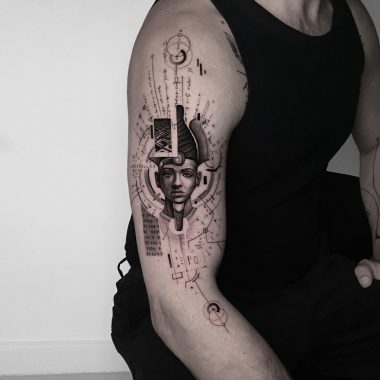 Абстрактный портрет бога Осириса, мужская тату на плече