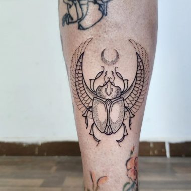 Египетский скарабей, дотворк, татуировка на ноге