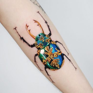Драгоценный жук скарабей с узорами, тату на руке