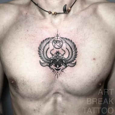 Египетский скарабей, мужская татуировка на груди