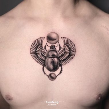Египетский скарабей с шаром, мужская тату на груди