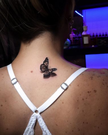 Реалистичная бабочка, тату вверху спины у девушки
