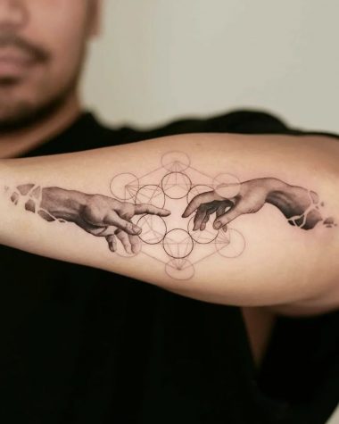 Черно-белая татуировка в виде двух рук