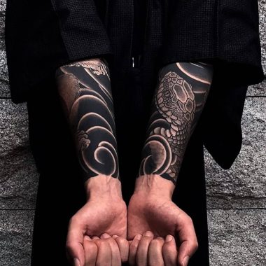 Японские тату в стиле блэкворк на руках
