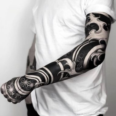 Черная азиатская тату, мужской рукав