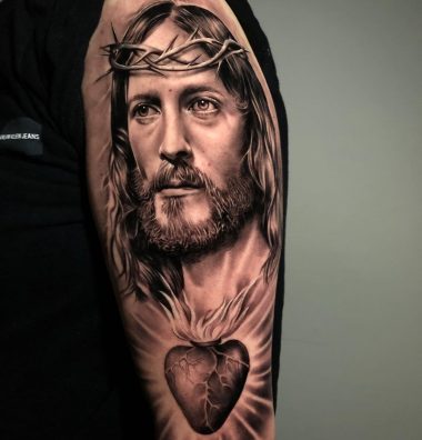 Черно-серый портрет Иисуса, тату в стиле реализм
