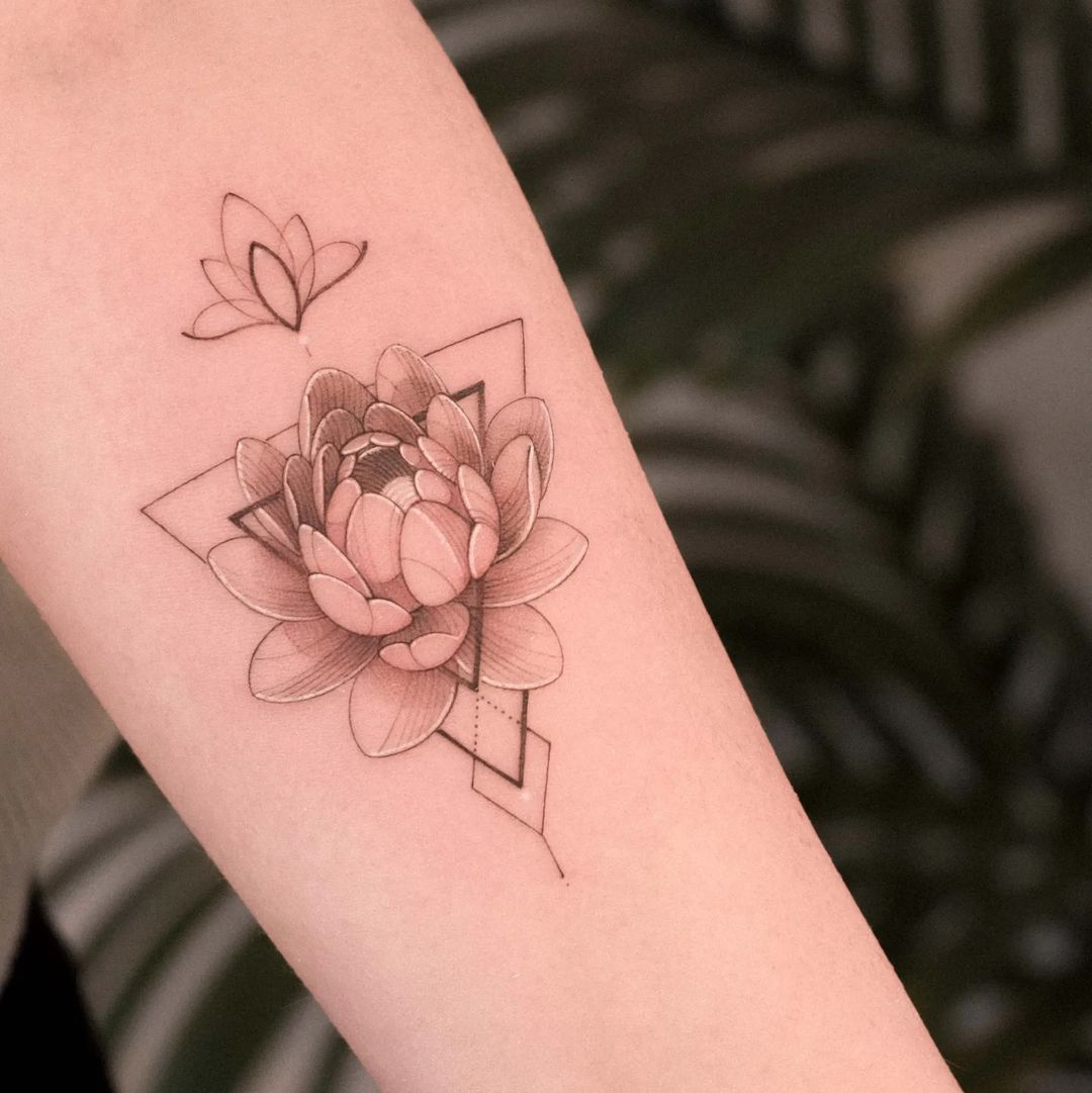 Тату геральдическая лилия — значение символа, что означает татуировка геральдической лилии?