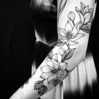 Цветки магнолии, татуировка на руке