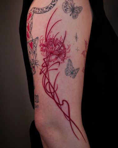 Татуировка паучьей лилии на плече