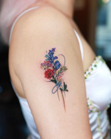 Букет цветов с гвоздикой, татуировка на плече