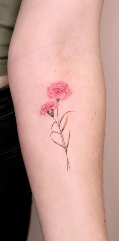 Розовые гвоздики, маленькая реалистичная тату на руке