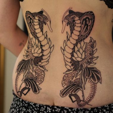 Кобры с хризантемой, татуировка на спине